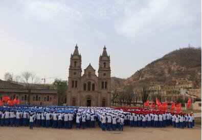 延安实验中学师生走进鲁艺旧址