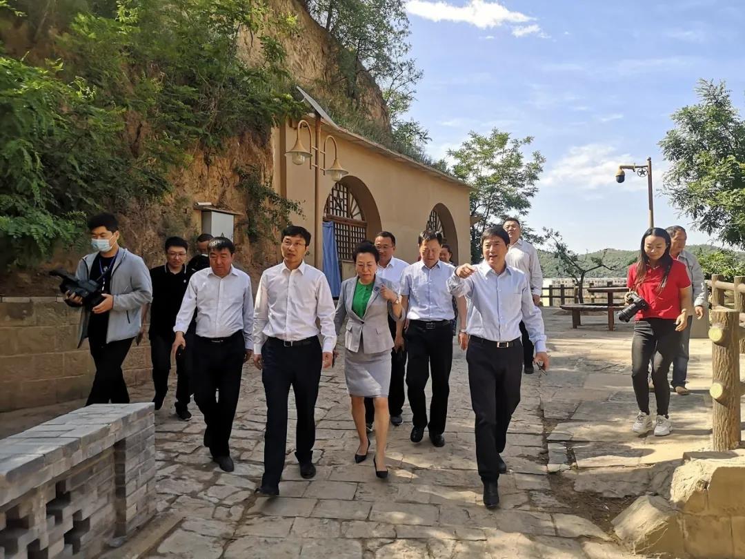 省文物局局长罗文利调研鲁艺旧址窑洞活化利用工