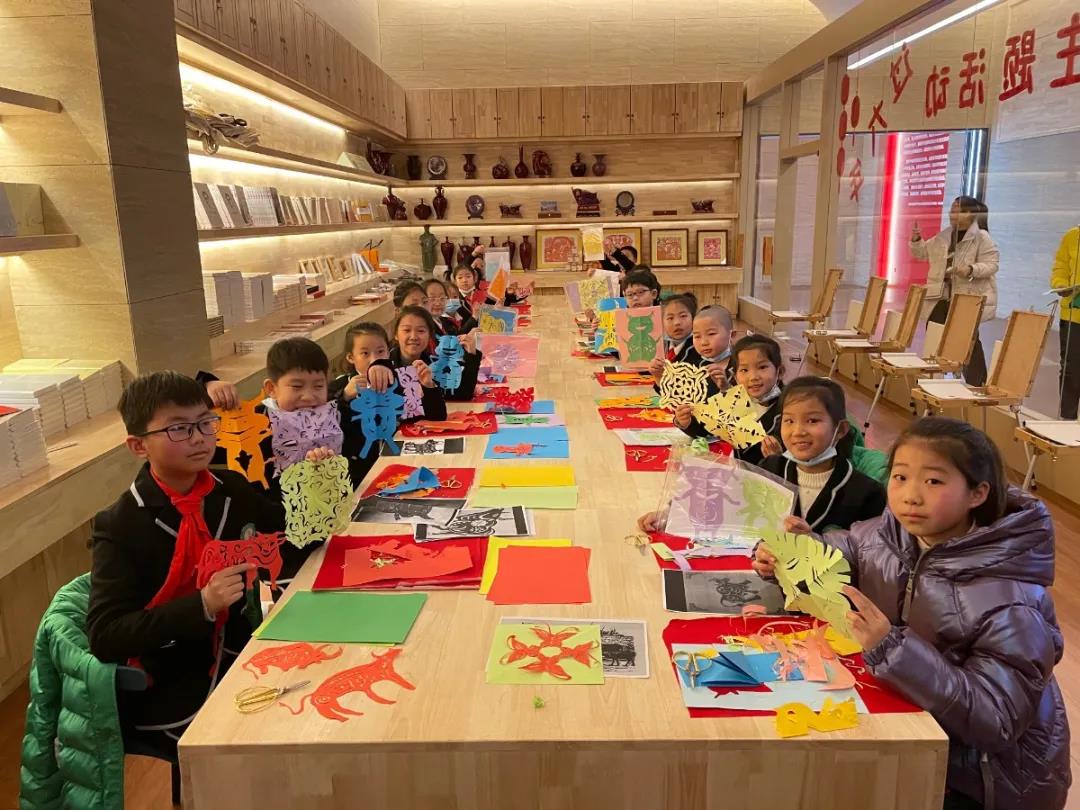 剪窗花 过大年——2021鲁艺新年美育第一课