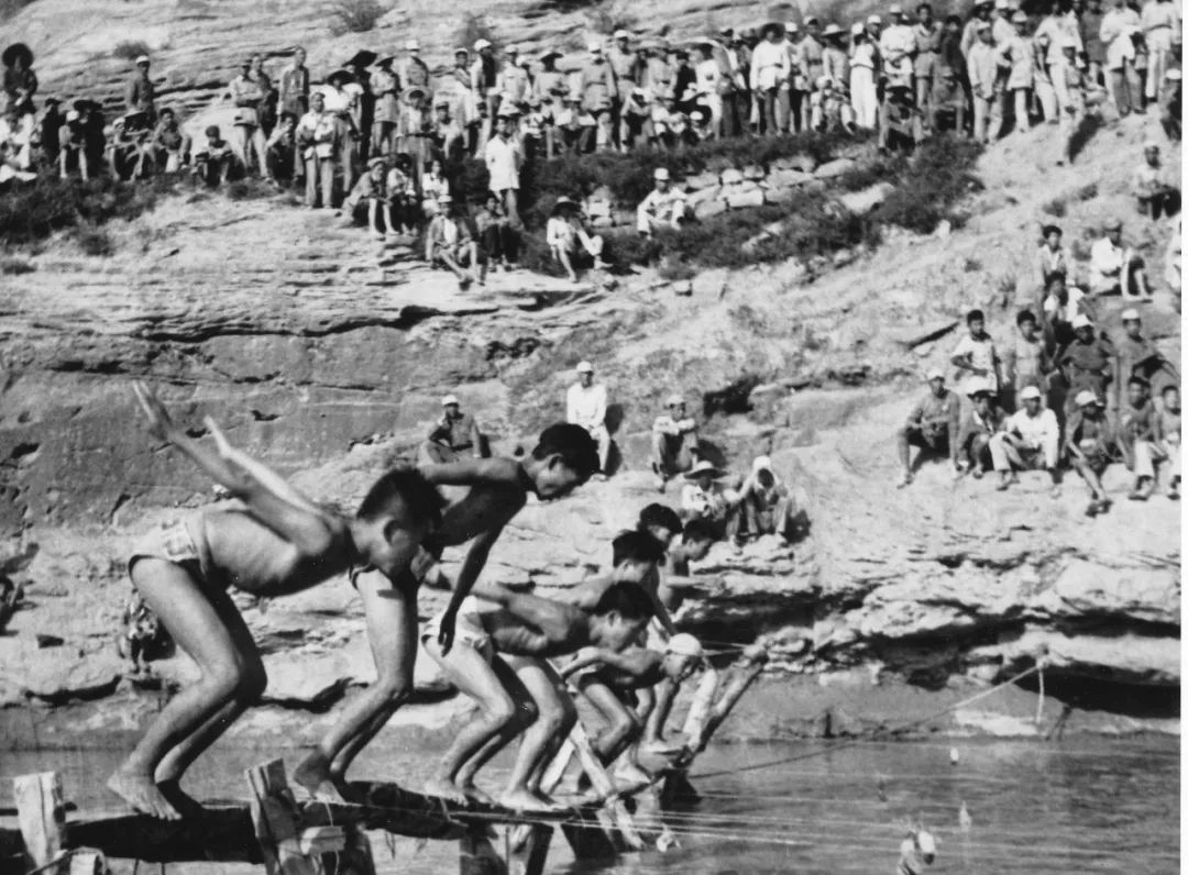 {《华君武忆延安》系列故事之三游泳和溜冰　}